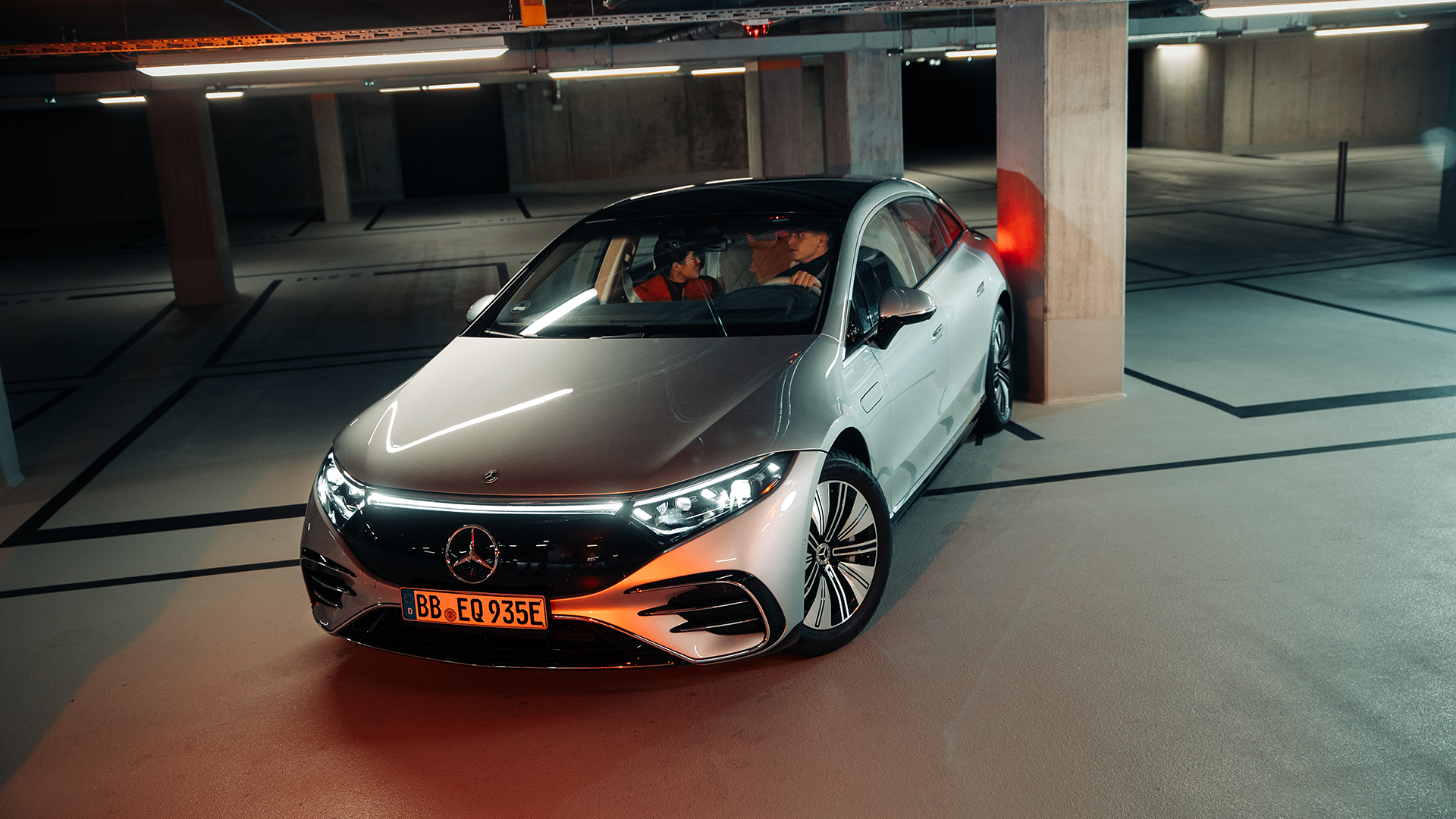 Hopean värinen Mercedes peruuttaa parkkihallissa pylvääseen.