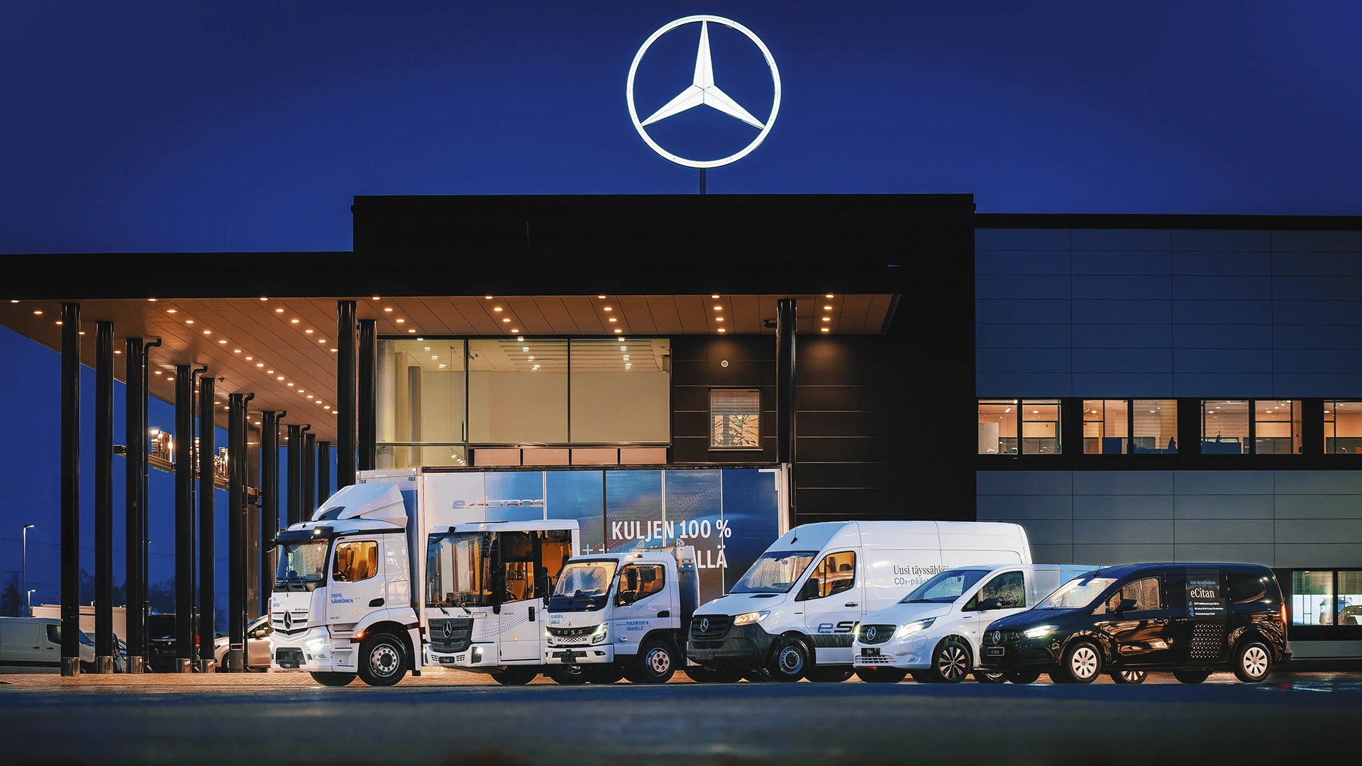 Sähköiset Mercedes-Benz hyötyajoneuvot Veho Vehkalan edessä