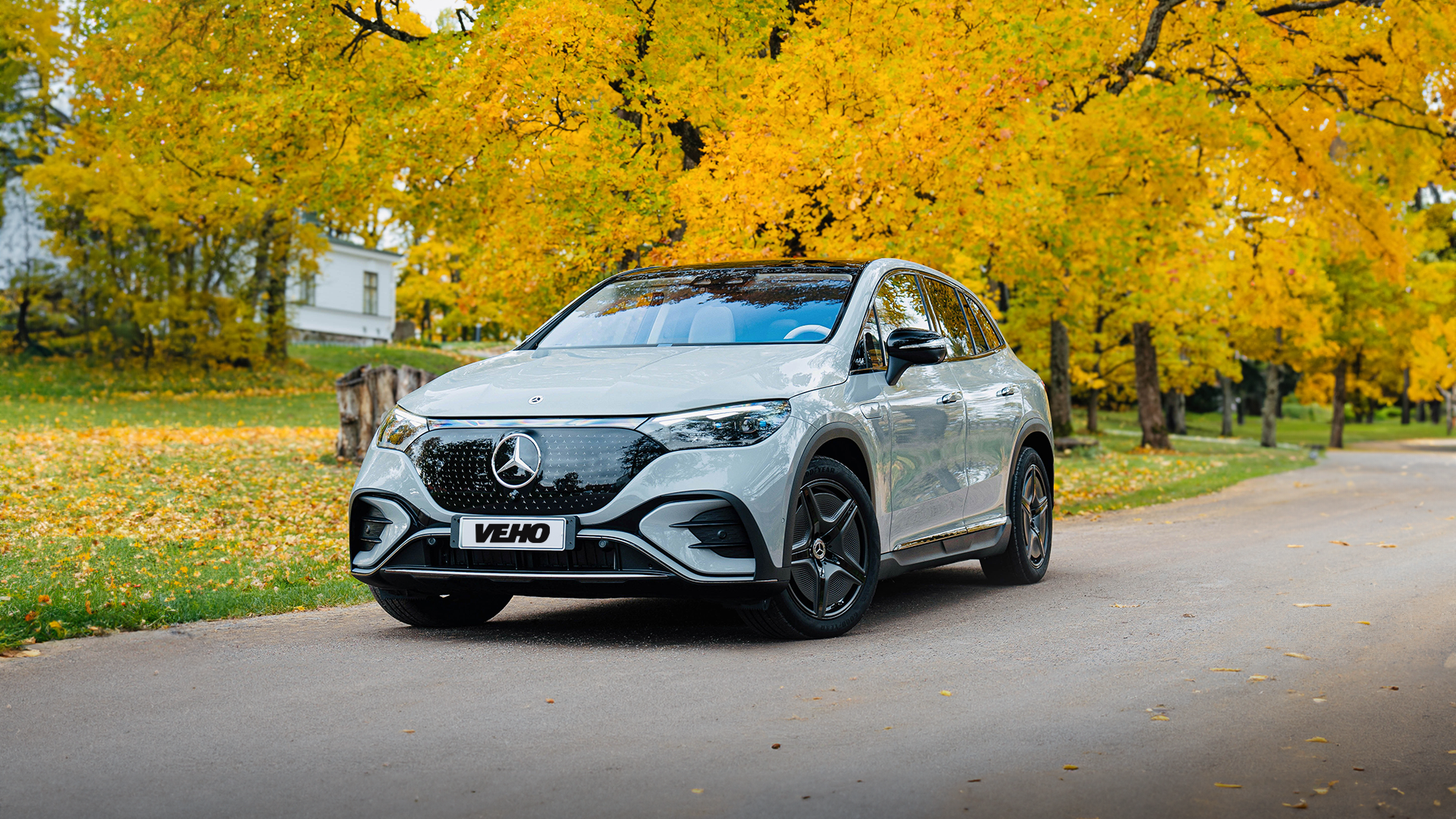 EQE SUV syksymaisemassa