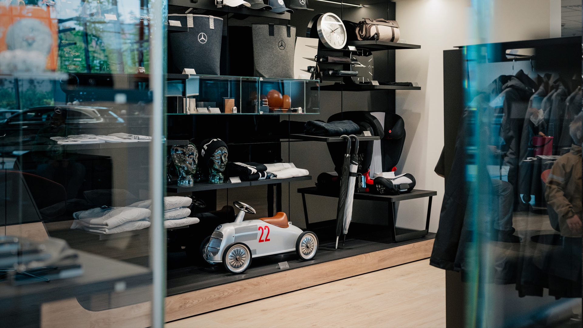 Mercedes-Benz Collection tuotteita autoliikkeessä.