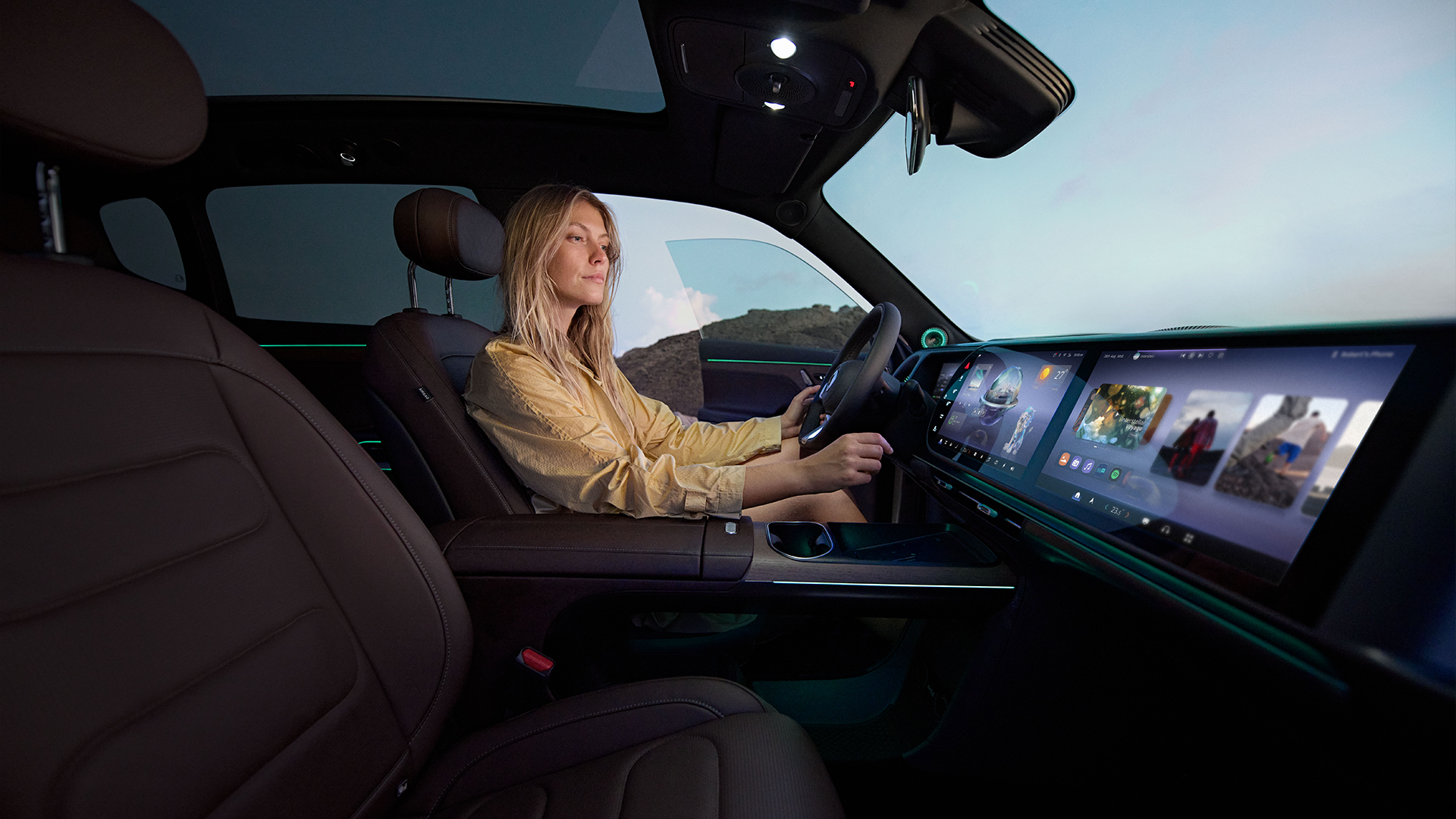 nainen smart #5 autossa. joka käyttää auton keskinäyttöä.